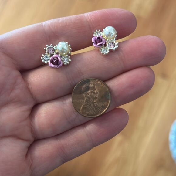 Avon (SAC) Faux Pearl and Mauve Rose Earrings- Romantic Expression - Picture 5 of 5